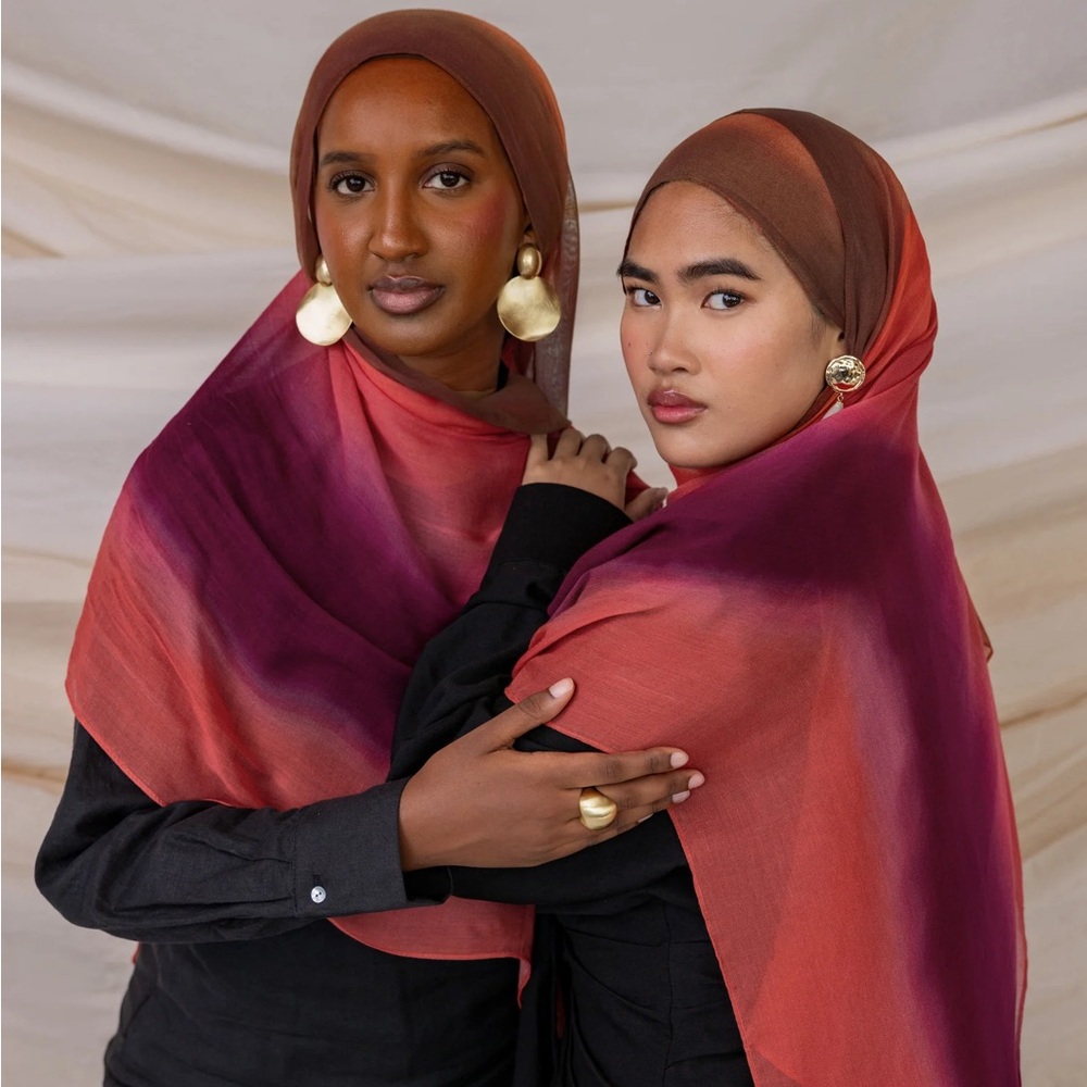 Vela Ombré Rouge Elegant Gradient Hijab